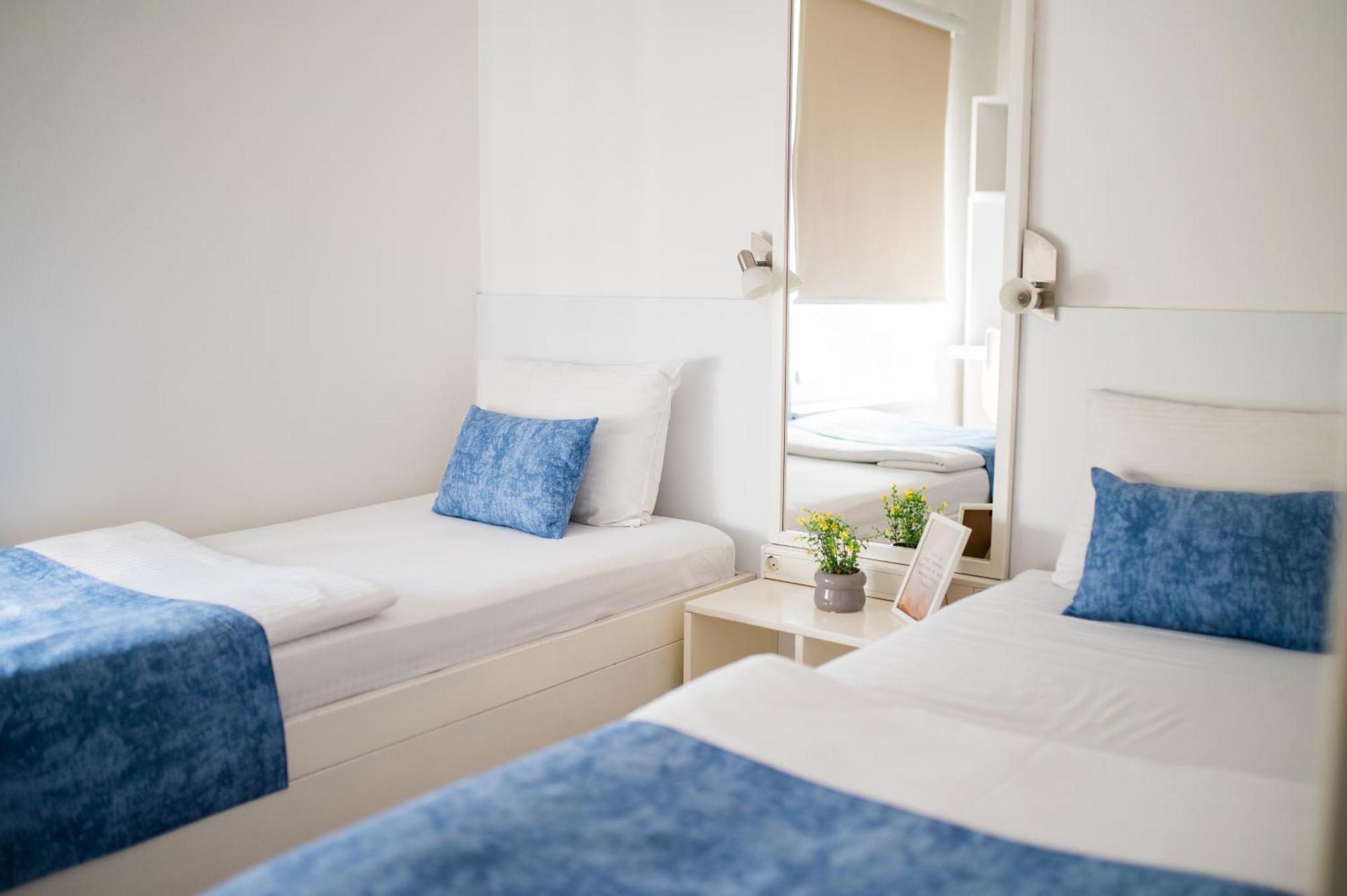 University Hotel Dorrah Тузла Экстерьер фото