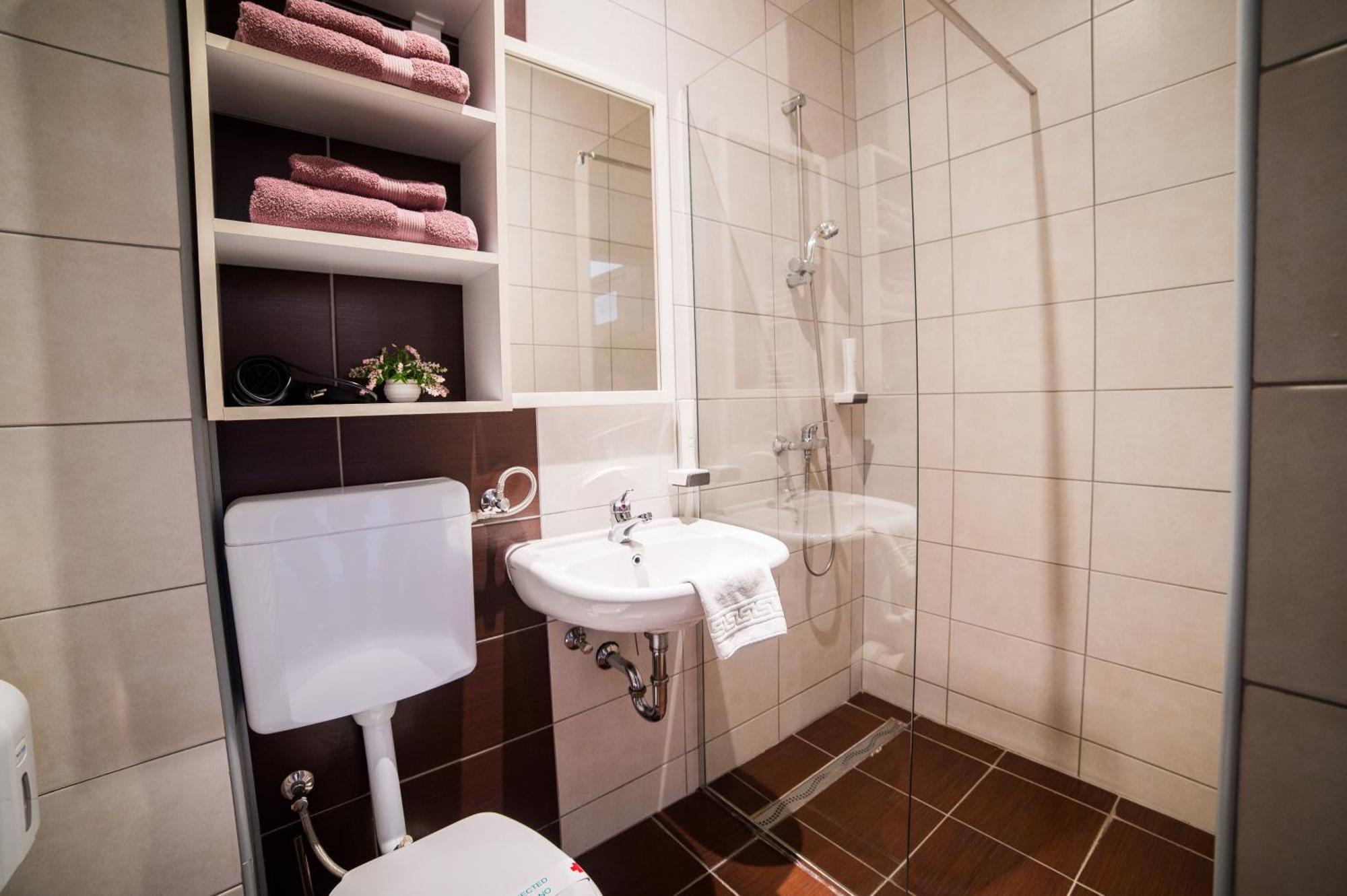 University Hotel Dorrah Тузла Экстерьер фото
